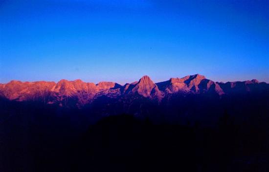 totes gebirge bei sonnenaufgang