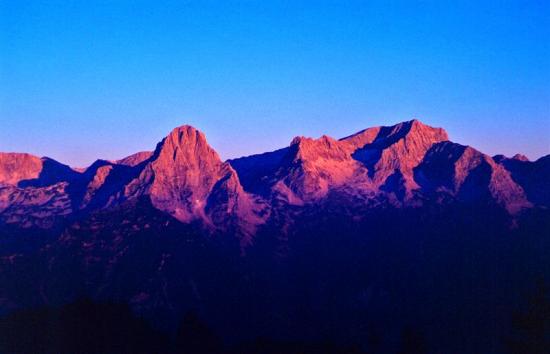 totes gebirge bei sonnenaufgang